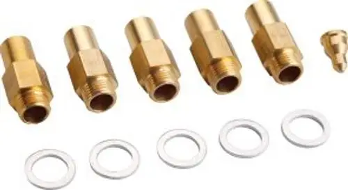 Goldene Metalladapter mit Gewinde und Kunststoffdichtungen, die in einem Set angeordnet sind. Geeignet für verschiedene Gasinstallationen, unter anderem von Bosch.